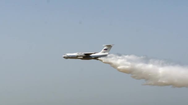 Frachtflugzeug wirft Wasser ab und wässert das Land auf dem Forum der Armee 2017. — Stockvideo