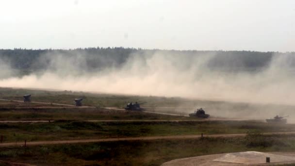Военные танки стоят в ряд и стреляют на Армейском форуме 2017 . — стоковое видео