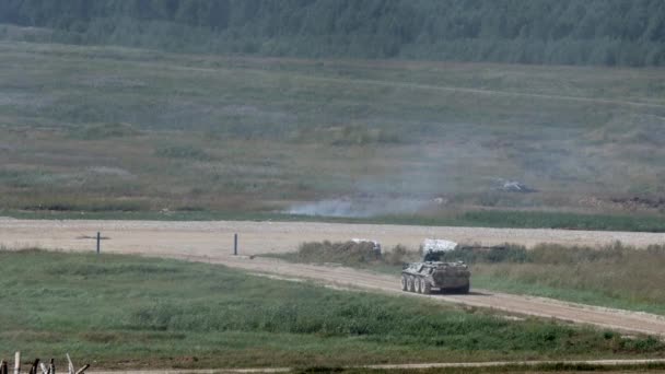 ロシア軍戦闘機械に乗って森林の背景に道路. — ストック動画
