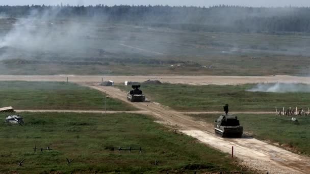 Máquina de combate militar russa monta na estrada no Fórum do Exército 2017 . — Vídeo de Stock