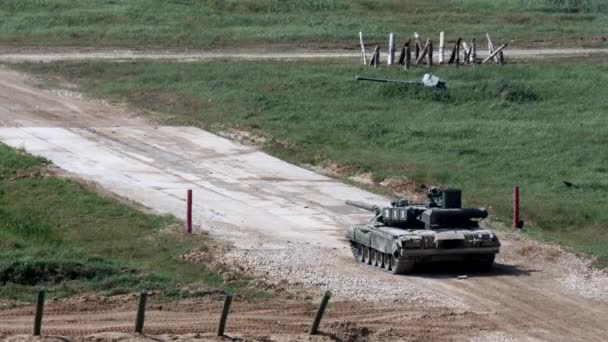 Tanque militar russo fica na estrada e dispara no Fórum do Exército 2017 . — Vídeo de Stock
