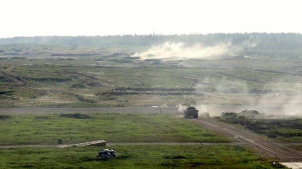 Rosyjski wojskowy bojowa maszyna stoi na drodze i strzela do 2017 r. Forum armii. — Wideo stockowe