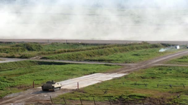 Russische militaire tank rijdt op weg en schiet op leger Forum 2017. — Stockvideo