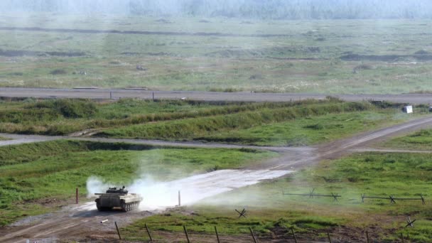 Russische militaire tank bevindt zich op weg en schiet op leger Forum 2017. — Stockvideo