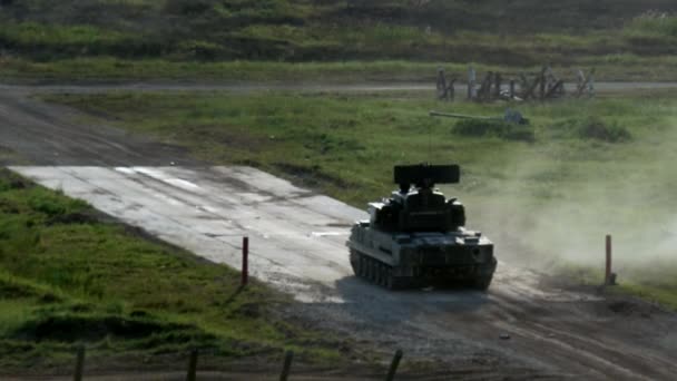 Machine de combat militaire russe avec localisateur se tient sur la route . — Video