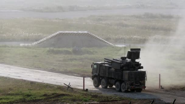 Máquina de combate militar russa fica na estrada no Fórum do Exército 2017 . — Vídeo de Stock