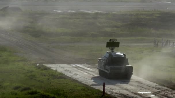 Ordu Forum 2017, yolda Rus askeri makine mücadele sürmek. — Stok video