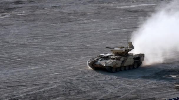 军用坦克骑在公路上的陆军论坛2017. — 图库视频影像