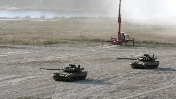 Russischer Militärpanzer steht auf Straße. — Stockvideo