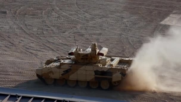 Des chars militaires roulent sur la route au Forum de l'Armée 2017 . — Video
