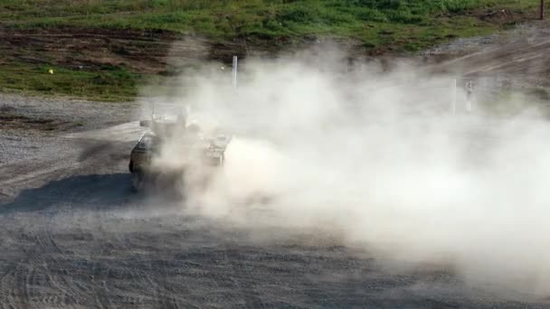 Militära tank rider på vägen vid armén Forum 2017. — Stockvideo