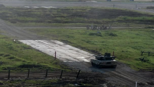 Russische militaire tank staat op weg. — Stockvideo