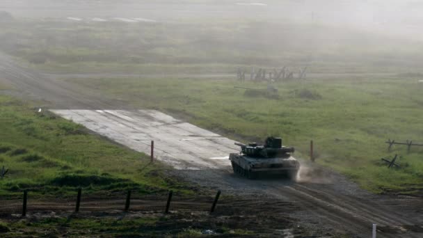 戦車道に乗るし、軍フォーラム 2017 で撮影. — ストック動画