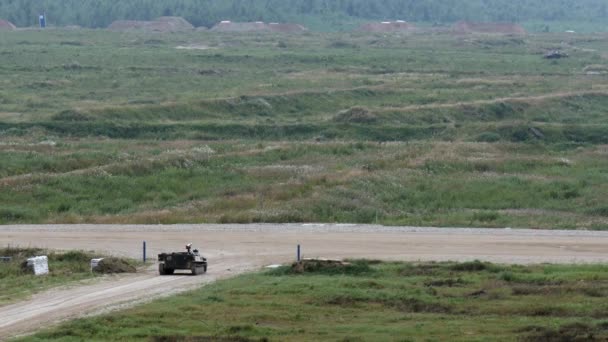 Máquina de combate militar rusa se para en la carretera y dispara en el Foro del Ejército 2017 . — Vídeos de Stock