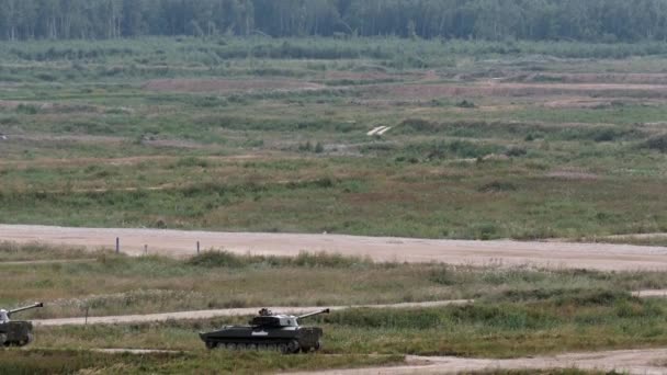 Russische militaire vechten machine rijdt op weg op achtergrond van bos. — Stockvideo