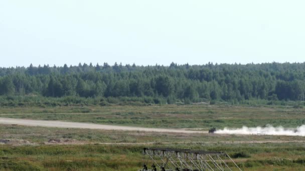 ロシア軍用バギーに乗って森林の背景に道路. — ストック動画