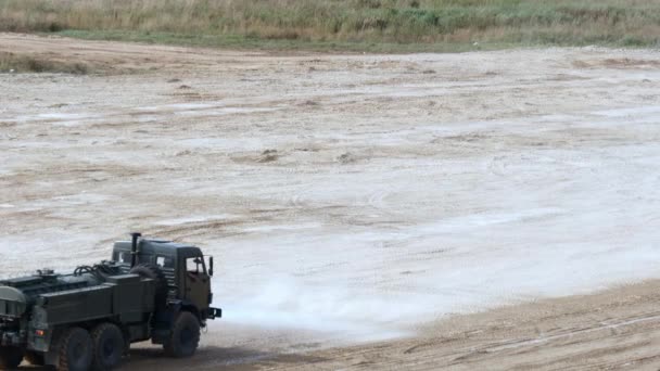 Militare irrigazione macchina cavalca su strada . — Video Stock