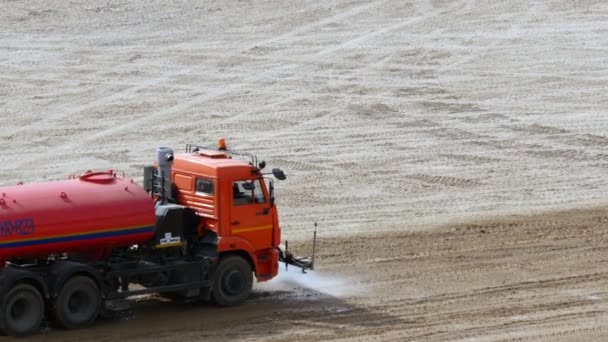 Militaire drenken Machine rijdt op weg. — Stockvideo