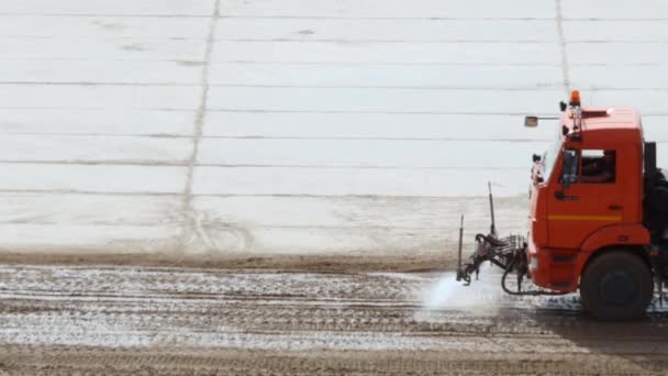 Militära vattning maskin rider på vägen. — Stockvideo