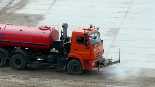 Militära vattning maskin rider på vägen. — Stockvideo