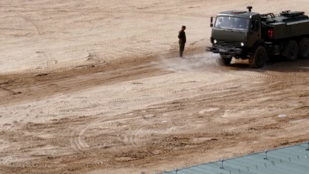 Militära vattning maskin rider på vägen. — Stockvideo