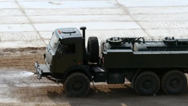 Alabino Rússia Agosto 2017 Militar Watering Machine Passeios Estrada Carro — Vídeo de Stock