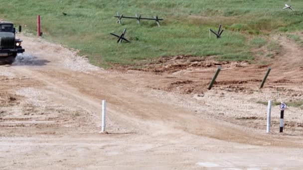 Militaire arrosage Machine promenades sur la route . — Video