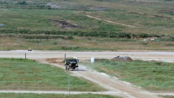 Militaire arrosage Machine promenades sur la route . — Video