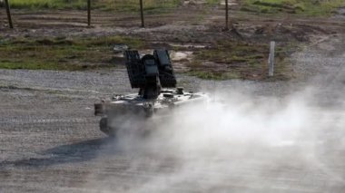 Rus askeri tank robot olmayan kişiler radyo kontrollü yolda rides.