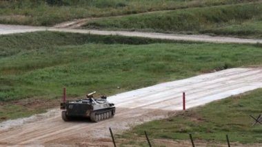 Rus askeri tank yolda standları.