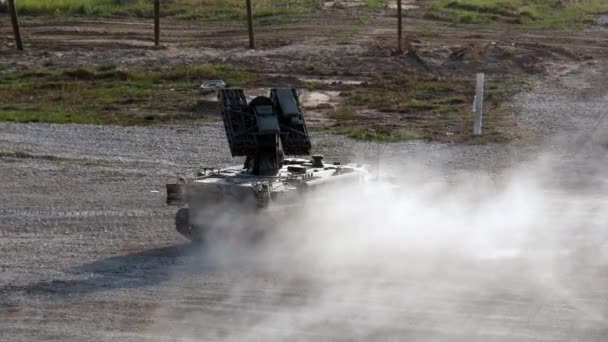 Ruský vojenský tank robota dálkově řízené bez lidí jezdí na silnici. — Stock video