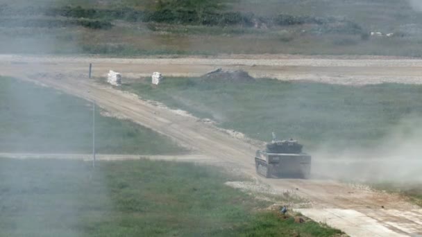 Des chars militaires russes roulent sur la route au Forum de l'armée 2017 . — Video