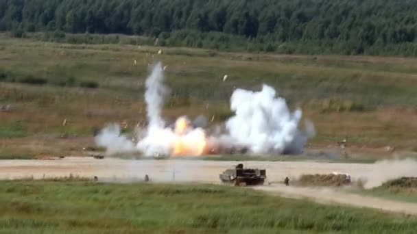 ロシア軍戦車が爆発の背景に道路の上に立つ. — ストック動画