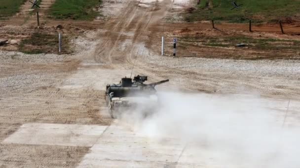 Ryska militära tank rider på vägen vid armén Forum 2017. — Stockvideo