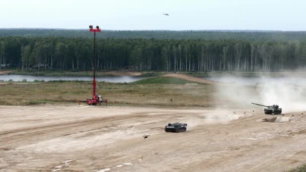 Russische militaire vechten machine rijdt op weg op achtergrond van bos. — Stockvideo