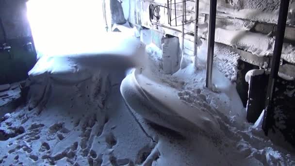 Övergiven fabrik i underjordiska militära bas ghost town i Gudym Anadyr-1. — Stockvideo