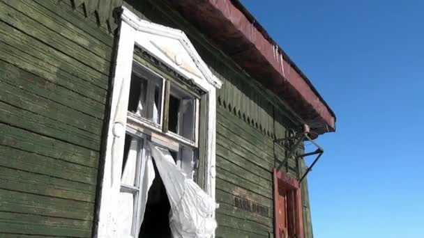 러시아 북단의 구디 엠아나디 르 1 호 코트카의 버려진 집 유령 도시. — 비디오