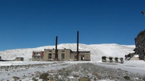 Opuštěné továrně podzemní vojenské základní ghost town Gudym Anadyr-1. — Stock video