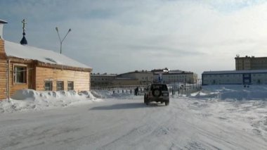 Anadyr havaalanına giden kilise ve terk edilmiş bir köy..