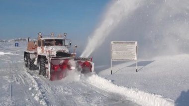Yol çok Kuzey Anadyr şehirde kar kaldırma makinesi temizler.