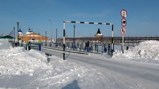 Kerk op weg naar vliegveld Anadyr en verlaten dorp. — Stockvideo