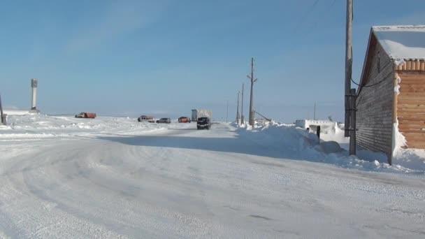 Iglesia en el camino al aeropuerto de Anadyr y un pueblo abandonado. — Vídeo de stock