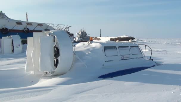 Verlaten schip van stad Anadyr op ver ten noorden van Rusland. — Stockvideo