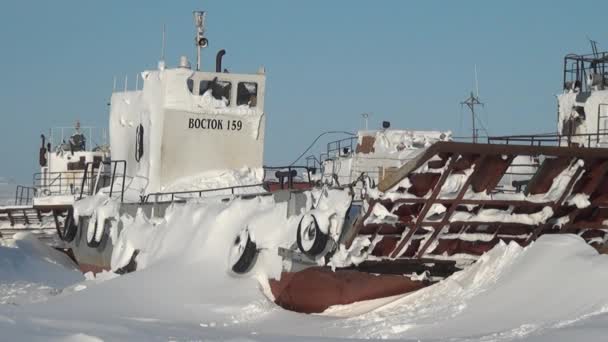 아나디리에까지 러시아 북쪽 도시의 버려진된 배. — 비디오