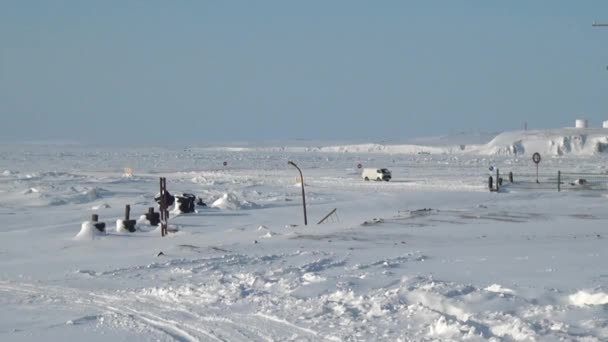 Hófúvás módja annak, hogy a Anadyr repülőtér és az elhagyott falu. — Stock videók