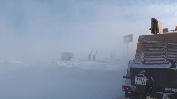 La macchina per rimuovere la neve pulisce la strada nella città di Anadyr all'estremo nord . — Video Stock