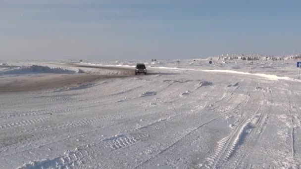 Mașina de îndepărtare a zăpezii curăță drumul în orașul Anadyr din nordul îndepărtat . — Videoclip de stoc