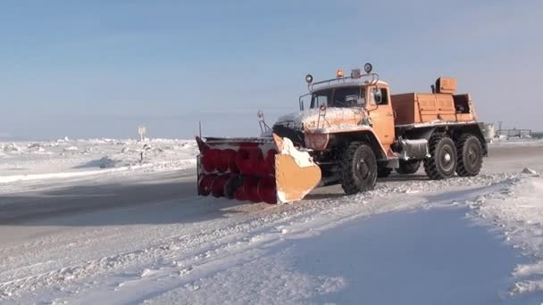 La macchina per rimuovere la neve pulisce la strada nella città di Anadyr all'estremo nord . — Video Stock