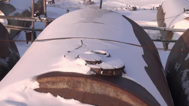 Velhas cisternas abandonadas da fazenda tanque Anadyr cidade no extremo norte da Rússia . — Vídeo de Stock
