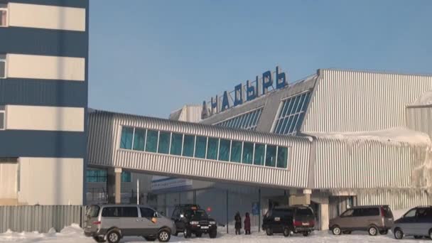 Personas en Aeropuerto Anadyr ciudad en el extremo norte . — Vídeo de stock